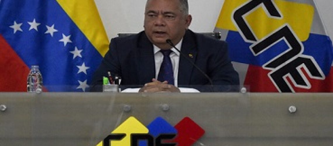 The president of Venezuela's National Electoral Council (CNE), Elvis Amoroso, speaks during a press conference to announce a meeting with opposition leaders ahead of this year's October 22 primary elections at the CNE headquarters in Caracas on September 22, 2023. (Photo by Miguel ZAMBRANO / AFP)