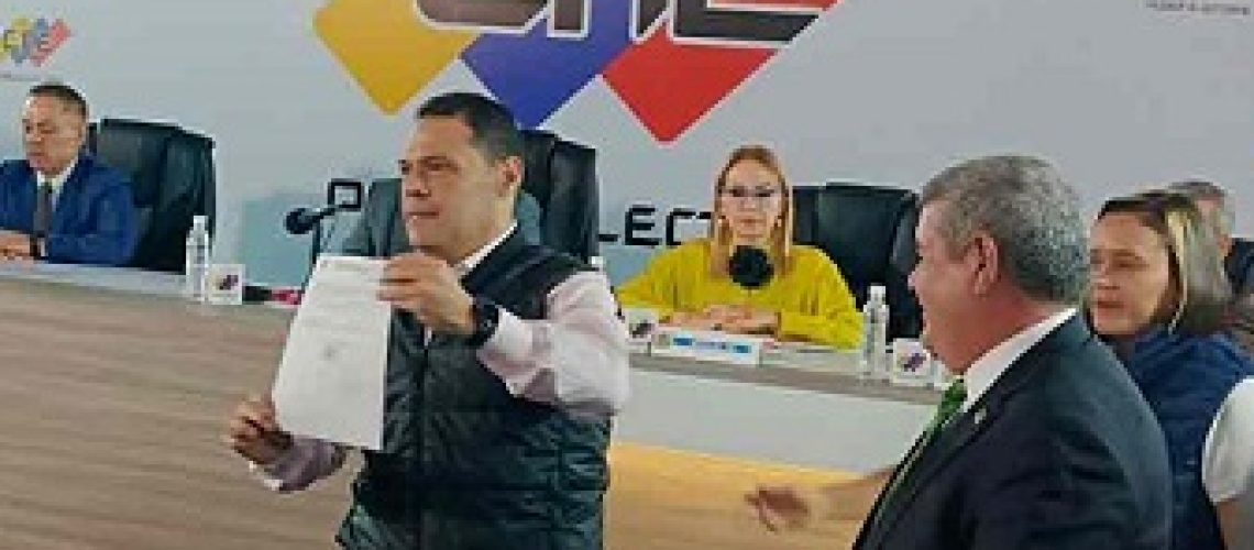 juan-carlos-alvarado-23